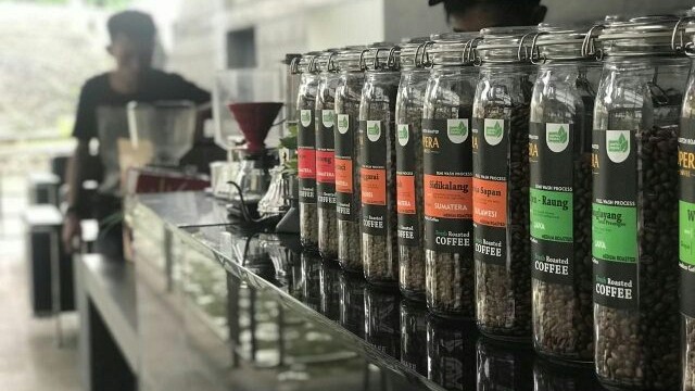 Salah satu penjualan menjajakan berbagai jenis kopi khas Nusantara. (Ist/JawaPos.com)