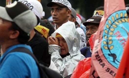 Menangis saat ikut aksi unjuk rasa massa honorer K2 menuntut diangkat menjadi CPNS. Ilustrasi Foto: dok.JPNN.com