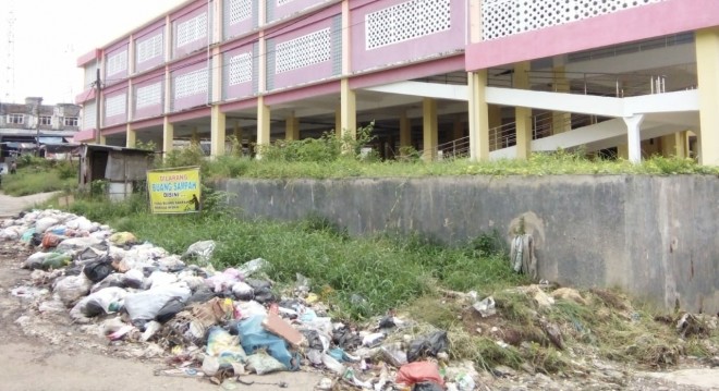 Kondisi Pasar Modern di Kecamatan Singkut banyak yang rusak dan sampah berserakan. Foto : Hadinata / Jambiupdate