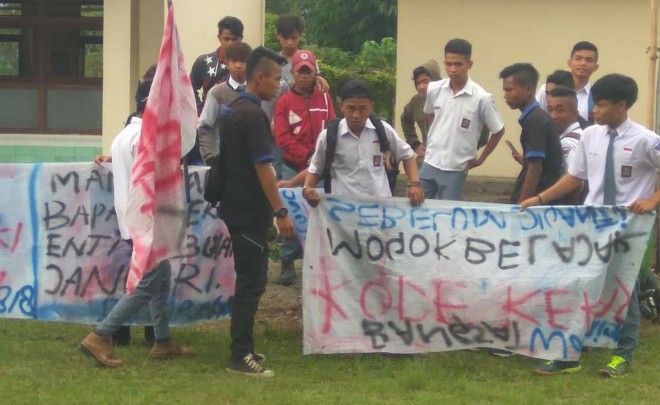 Puluhan Siswa SMK 2 Kerinci Demo, Tuntut Kepsek Diberhentikan. Foto : Gusnadi / Jambiupdate