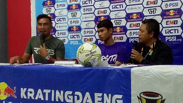 Wiganda Saputra (paling kiri) mengatakan bahwa Persita tetap bangga meski tersingkir dari gelaran Piala Indonesia (Bintang Rahmat/JawaPos.com)