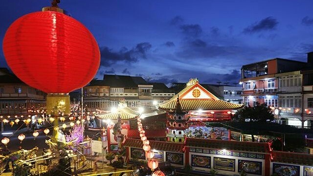Gemerlap: Lampion dan lampu hias mempercantik pemandangan malam di Singkawang. (Guslan Gumilang/Jawa Pos)