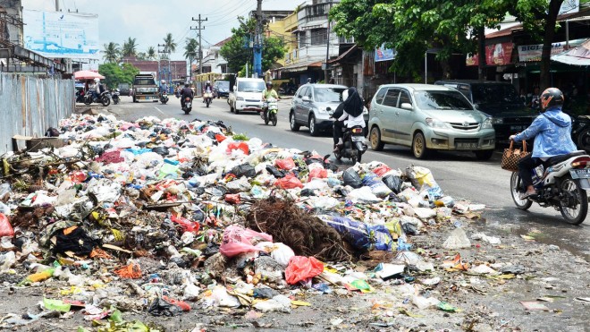 Sampah di Jalan Orang Kayo Pingai, kawasan Pasar Talang Banjar Lama Kota Jambi tak diangkut petugas. Sampah menumpuk hingga pukul 13. 00 Wib. Foto : M Ridwan / Jambi Ekspres