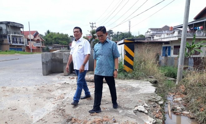 H Bakri Tinjau Pengerjaan Drainase di Batas Kota Jambi-Kabupaten Muaro Jambi. Foto : Ist