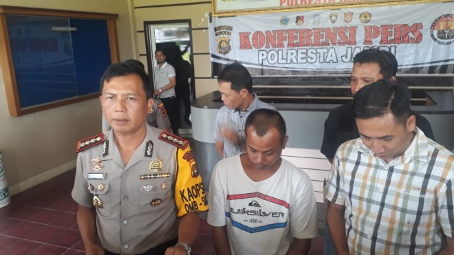 Pelaku saat diamankan Polisi. Foto : Ist