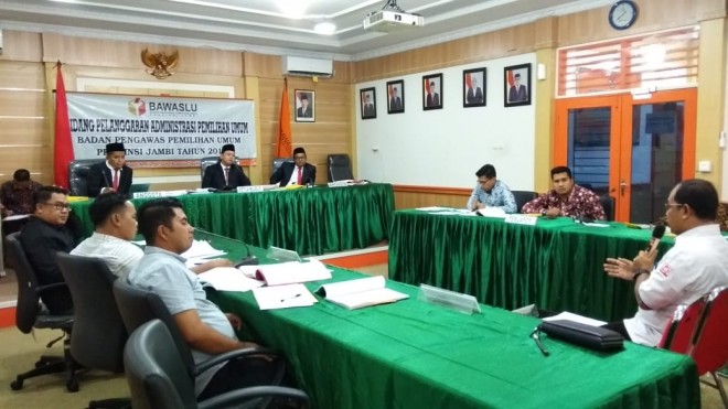 Sidang dugaan pelanggaran administasi dengan terlapor KPU Kabupaten Merangin, Kamis (7/2). 