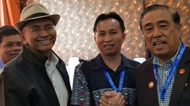 Foto bersama Ketua SPS terpilih periode 2019-2023 H.M Alwi Hamu (kanan) bersama Ketua demisioner Dahlan Iskan (kiri) dan Manager Iklan Kendari Pos, Awal Nurjadin (tengah) usai kongres.