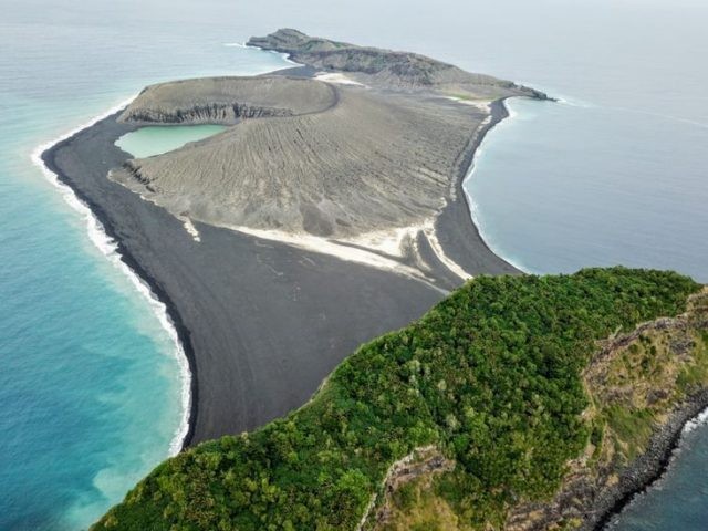 Para ilmuwan menemukan tanda-tanda kehidupan di salah satu pulau terbaru di dunia, hanya empat tahun setelah pulau itu muncul dari letusan gunung berapi (Sea Semester)