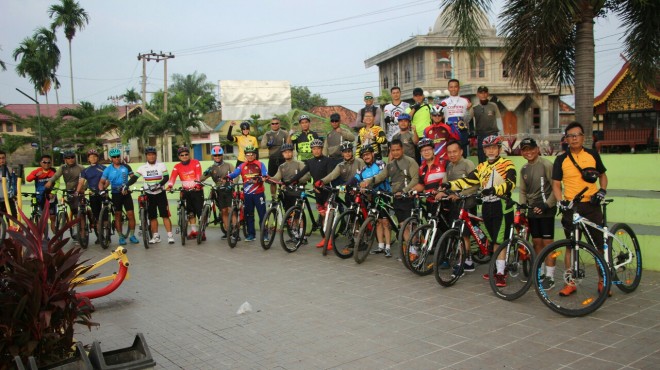 Kegiatan olahraga sepeda santai yang diikuti oleh Kapolda Jambi, Irjen Pol Drs Muchlis AS MH bersama para pejabat utama serta personil Polda Jambi, (8/2).