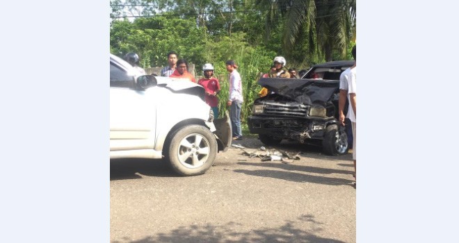 Dua unit minibus usai mengalami kecelakaan di Jalan Ismail Malik tepatnya di depan Depot Iman Water, Kelurahan Mayang Mangurai, Kecamatan Alam Barajo, Sabtu (9/2). Foto : Ist