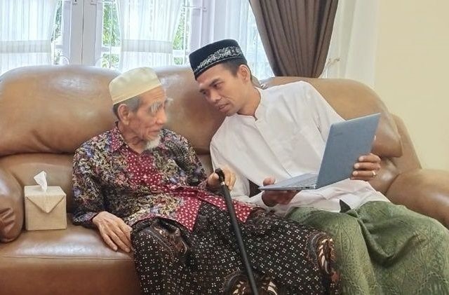 Syekh Abdul Somad saat menjumpai KH. Maimoen Zubair di kediaman Gus Yasin, Kota Semarang, Sabtu (9/2). (Istimewa)