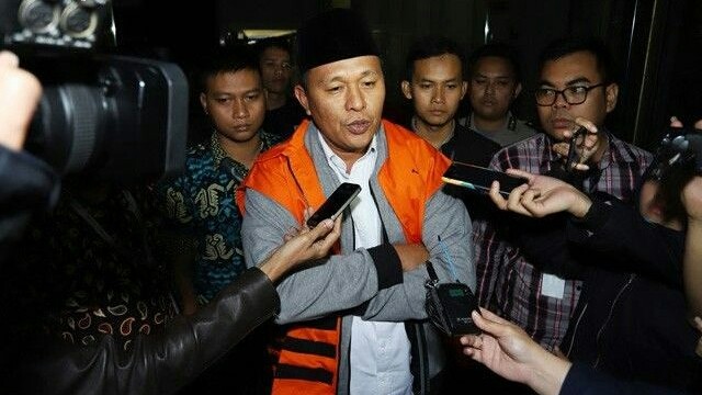 Bupati Lampung Tengah, Mustafa, saat akan dilakukan penahanan Jumat (16/2) dini hari (Dery Ridwansyah/JawaPos.com)