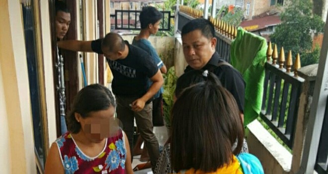 Anggota Satresnarkoba Polres Kerinci saat melakukan penangkapan dua tersangka di kos-kosan yang berada di Dusun Renah Surian, RT 05 Pondok Tinggi, Kota Sungai Penuh, Kamis (14/2). Foto : Gusnadi / Jambiupdate