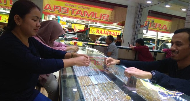 Suasana Toko Emas di Pasar Jambi. Transaksi emas dipengaruhi harga komoditi. Foto : Ist