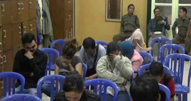 Pasangan yang terjaring razia valentine. Foto : JPG/Pojokpitu