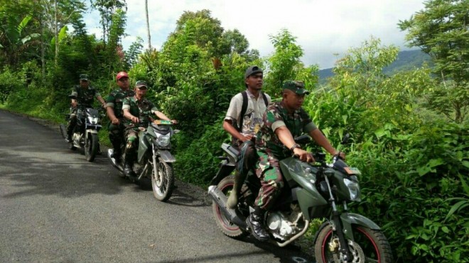 Terlihat Babinsa bersama Warga saat Patroli Karhutla 