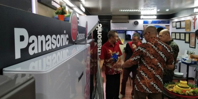 Pemilik toko Yanto, saat menjelaskan salah satu Produk Panasonic. Foto : Iwan / Jambiupdate