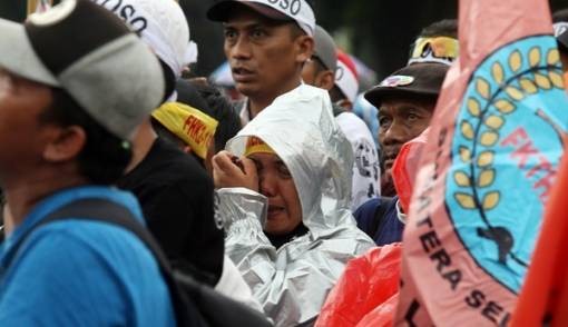 Massa honorer K2 menangis saat aksi unjuk rasa menuntut diangkat menjadi CPNS. Foto: dok.JPNN.com