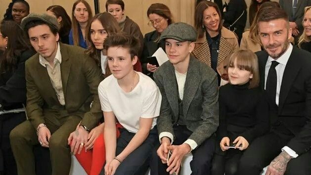 David Beckham dan empat anaknya saat melihat fashion show Victoria Beckham di London Fashion Week. (Evening Standard)