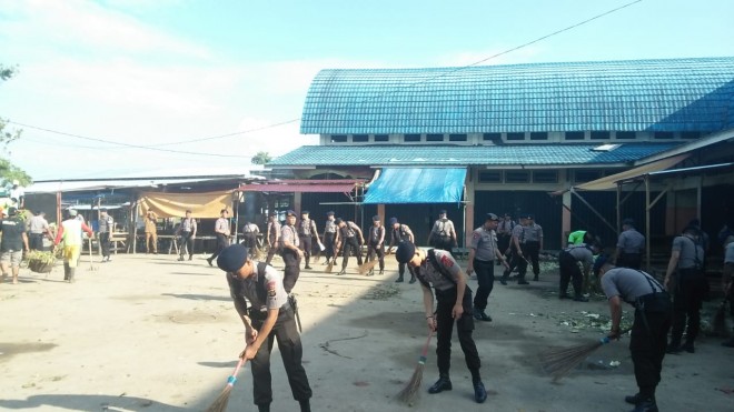 Ratusan Anggota Brimob Bersihkan Pasar Talang Gulo. Foto : Doni Saputra / Jambiupdate