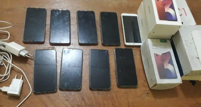 Barang bukti sejumlah handphone yang berhasil diamankan dari tersangka. Foto : Munasdi / Jambiupdate