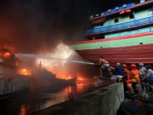 Kebakaran kapal nelayan di Pelabuhan Muara Baru, Jakarta Utara. (Miftahul Hayat/ Jawa Pos)