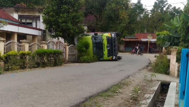 Mobil Terbalik di Tanjung Tanah Tidak Dilakukan Evakuasi. Foto : Gusnadi / Jambiupdate
