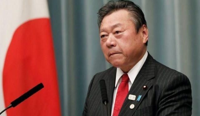 Menteri Olimpiade Jepang Yoshitaka Sakurada secara terbuka meminta maaf setelah terlambat tiga menit ke pertemuan parlemen pada hari Kamis (Reuters)