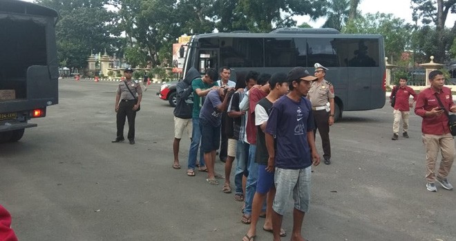 9 pengguna narkoba saat dibawa ke Mapolda Jambi, Kamis (25/2). Foto : Ist