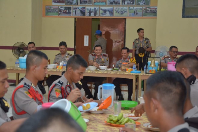 Kapolda Makan Siang Bersama Siswa Diktukba Polri SPN Jambi. Foto : Ist