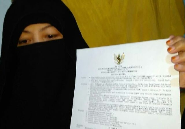 Hayati Syafri melihatkan SK pemberhentiannya dari ASN oleh Kemenag RI (Istimewa)