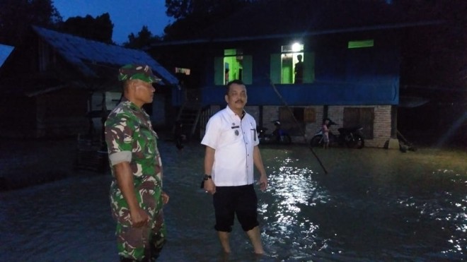 Camat Tabir dan Babinsa saat monitoring banjir di Kecamatan Tabir. Foto : Wiwin / Jambiupdate