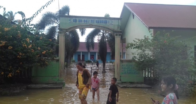 Kondisi SD NO. 04/VII SARKAM I tergenang banjir, kamis (28/2). Foto : Hadinata / Jambiupdate