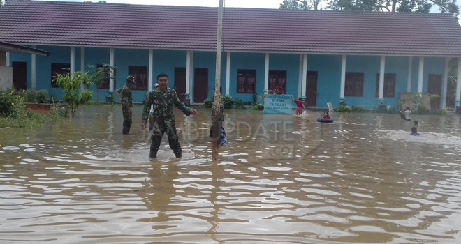 Kondisi SD NO 04/VII SARKAM I tergenang banjir, Kamis (28/2). Foto : Hadinata / Jambiupdate