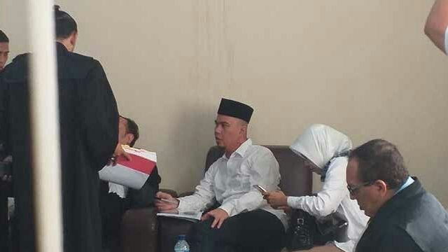 Ahmad Dhani menunggu sidang di PN Surabaya, Selasa (26/2). (Istimewa)