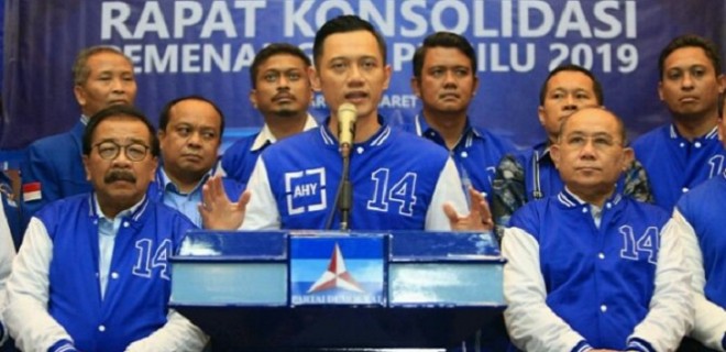Komandan Kogasma, Agus Harimurti Yudhoyono (AHY) didampingi oleh Ketua DPD Partai Demokrat dan fungsionaris partai, Sabtu (2/3/2019). Foto : Miftahul Hayat/jawapos