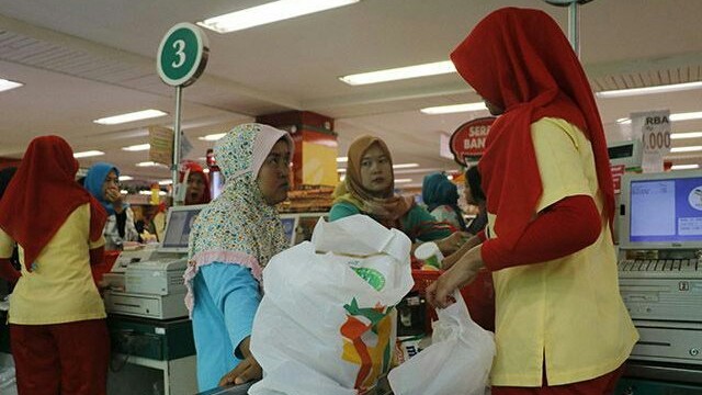Pelanggan salah satu pusat perbelanjaan di Kota Bogor berbelanja dengan kantong plastik, Jumat (30/11). (Nelvi/Radar Bogor/Jawa Pos Group)