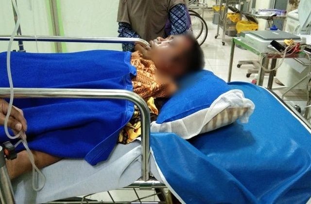 Mardian sedang menjalani perawatan di RSUD Puri Husada, Inhil, Riau, karena diterkam oleh harimau Sumatera, Sabtu siang (2/3). Ia mengalami luka di bagian kepala dan punggung.