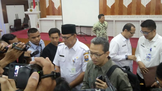  Konferensi pers di ruang pola Kantor Gubernur Jambi (6/3).