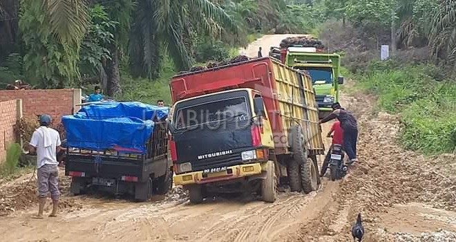Kondisi Jalan Provinsi Jambi di Kecamatan Air Hitam, Sarolangun, yang rusak parah. Foto : Hadinata / Jambiupdate
