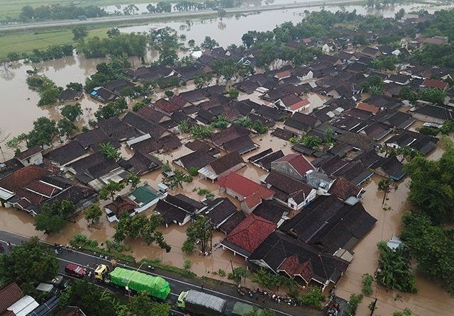 Akibat curah hujan yang tinggi menguyur wilayah Kabupaten Madiun hampir 10 jam lebih menyebabkan air sungai meluap hingga merendam ratusan rumah di beberapa wilayah. (RENDRA BAGUS RAHADI/JAWA POS RADAR MADIUN)