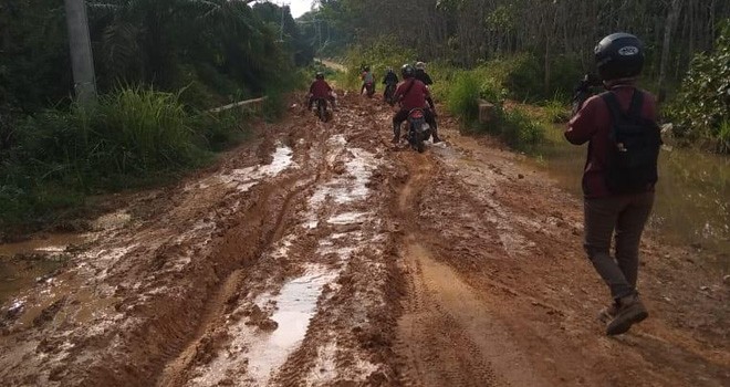 Saat hujan tiba, kondisi jalan di Desa Sepintun, rusak berat, dan perlu perhatian serius dari pemerintah. Foto : Hadinata / Jambiupdate