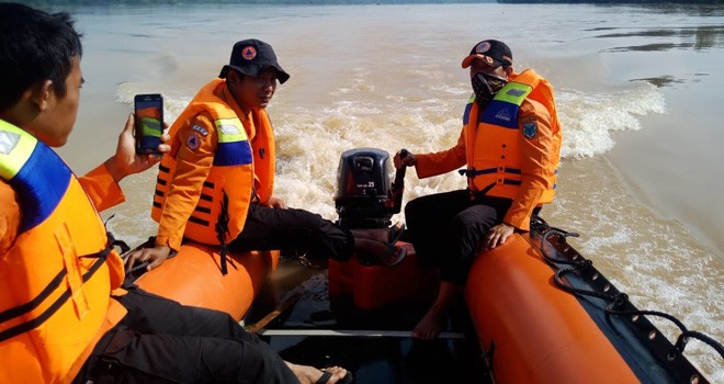 Tim BPBD saat melakukan pencarian korban tenggelam di desa Kuala beberapa waktu yang lalu. Foto : Reza / Jambmiupdate
