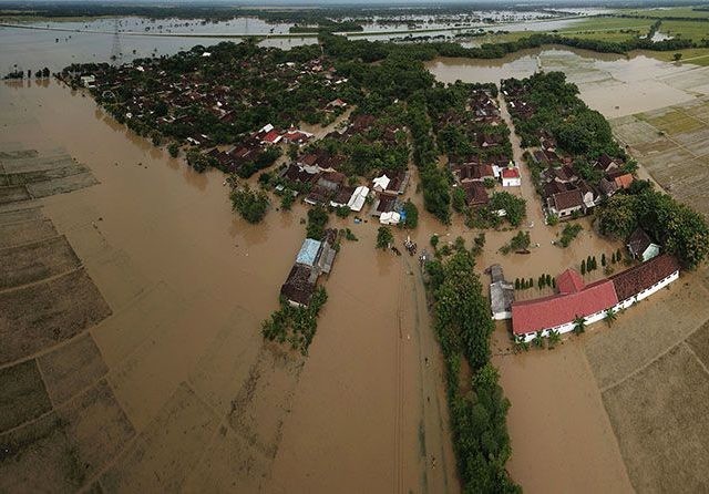 Banjir hebat tahun ini mengakibatkan sedikitnya 25 desa di Ngawi terendam. Sementara, belasan ribu warga harus mengungsi. (RENDRA BAGUS RAHADI/JAWA POS RADAR MADIUN)