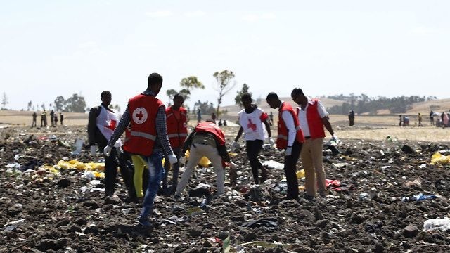 Kementerian Luar Negeri RI menyatakan jenazah seorang warga Indonesia, Harina Hafitz, yang menjadi korban dalam kecelakaan pesawat Ethiopian Airlines yang jatuh di Ethiopia pada Minggu (10/3) kemarin belum ditemukan (AFP)