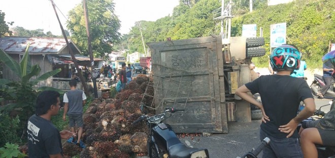 Truk Muatan 8,5 Ton Terguling di Tikungan Jalan Lintas Bangko-Kerinci. Foto : Wiwin / Jambiupdate