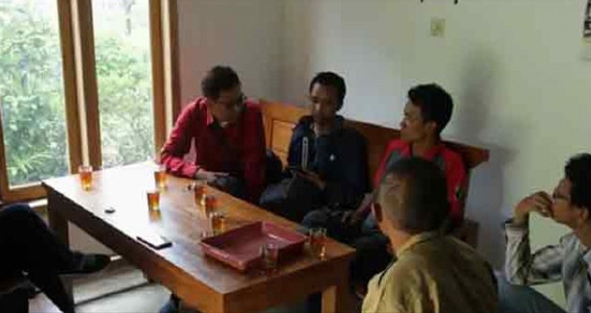 Warga saat meceritakan Isi Fatwa Kiamat Sudah Dekat. Foto : JPG