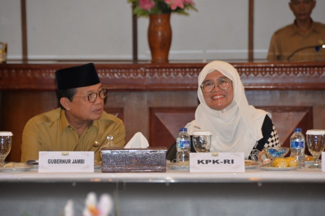 Gubernur Jambi, Fachrori Umar bersama Kepala Satuan Tugas II Korsup Pencegahan KPK, Aida Ratna Zulaiha. Foto : Ist