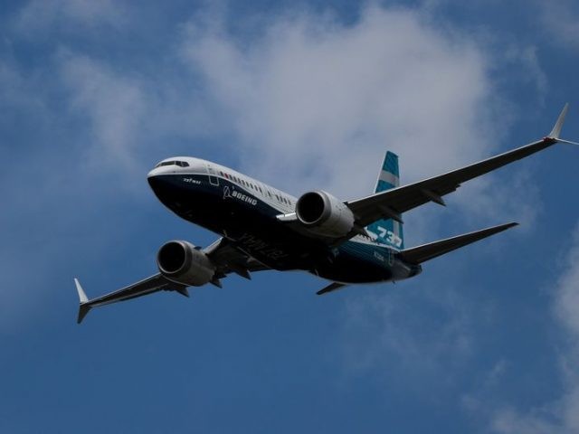 Semua pesawat Boeing 737 MAX 8 kini dilarang terbang menyikapi jatuhnya pesawat Ethiopian Airlines. Presiden AS, Donald Trump melarang terbang pesawat Boeing tipe ini dari semua maskapai di wilayah udara Amerika Serikat (Bloomberg)