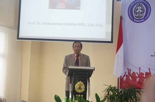 Mahfud MD saat menjadi pembicara di acara Seminar Nasional Universitas Semarang (USM), Sabtu (16/3). (Tunggul Kumoro/JawaPos.com)